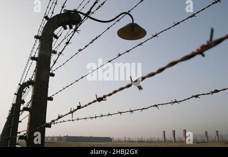 Oswiecim, Polen. 20th Dez 2021. Das ehemalige Nazi-deutsche Konzentrations- und Vernichtungslager Auschwitz II Birkeanu in Oswiecim einen Monat vor dem 77th. Jahrestag der Befreiung. Das größte deutsche Konzentrationslager Auschwitz-Birkenau wurde am 27. Januar 1945 von der Roten Armee befreit. (Bild: © Damian Klamka/ZUMA Press Wire) Stockfoto