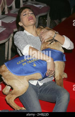 Brittany Murphy nimmt an der Pet-A-Porter Dog Fashion Show in Harrods Knightsbridge in London Teil Stockfoto