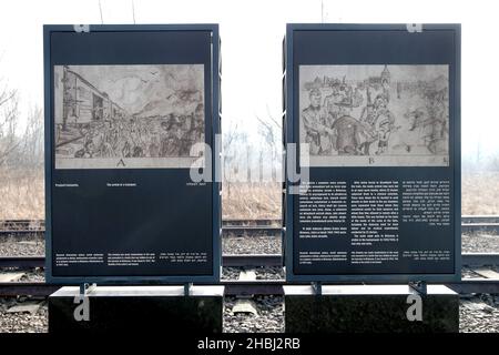 Oswiecim, Polen. 20th Dez 2021. Die Zeichnungen zeigen die Ankunft eines Transports von Gefangenen. Die Zeichnungen eines unbekannten Autors wurden im Lager Birkenau angefertigt und in einer Flasche versteckt. Sie wurden im Jahr 1947 gefunden. Das ehemalige Nazi-deutsche Konzentrations- und Vernichtungslager Auschwitz II Birkeanu in Oswiecim einen Monat vor dem 77th. Jahrestag der Befreiung. Das größte deutsche Konzentrationslager Auschwitz-Birkenau wurde am 27. Januar 1945 von der Roten Armee befreit. (Bild: © Damian Klamka/ZUMA Press Wire) Stockfoto