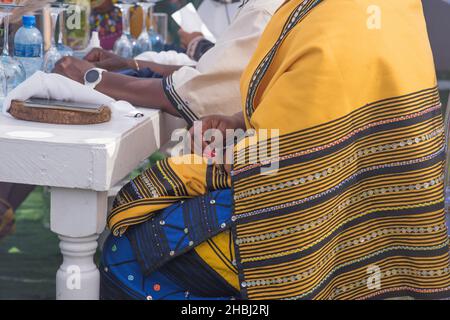 Mittelteil-Aufnahme einer Frau in traditioneller Kleidung Stockfoto