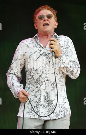 Simply Red spielt live auf der Capital FM Prince's Trust Party im Park im Hyde Park London. Halbe Länge. Stockfoto