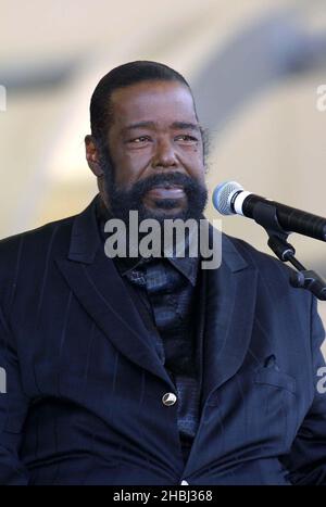 Barry White posierte draußen während der Proben beim Pavorotti and Friends Konzert in Modena Italien 2001 Stockfoto