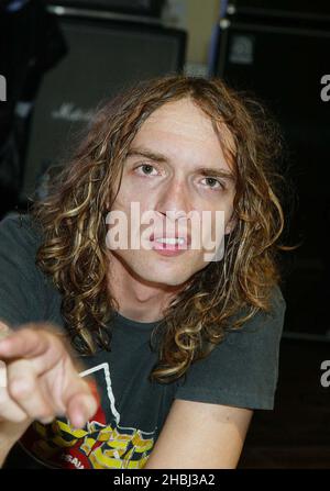 Der Darkness-Sänger Justin posierte mit dem Kopf bei ihrer Unterzeichnung von 'Permission to Land' im HMV Store Oxford Street London. Berühmtheit, Englisch, Unterhaltung, Head Shot, Rockgruppe. Stockfoto