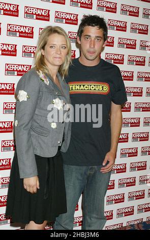 Edith Bowman, Cleavage und Colin Murray nehmen an den Kerrang Awards 2003 im Royal Lancaster Hotel in London Teil. Stockfoto