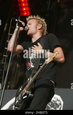 Sum 41 spielen live auf der Hauptbühne beim Carling Festival Sunday im Rivermead Leisure Center Reading. Stockfoto