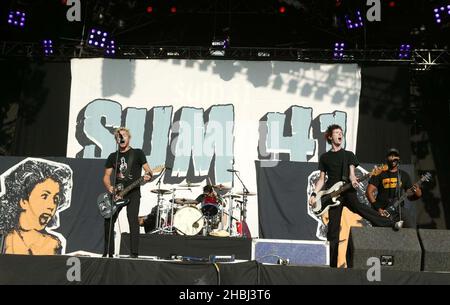 Sum 41 spielen live auf der Hauptbühne beim Carling Festival Sunday im Rivermead Leisure Center Reading. Stockfoto