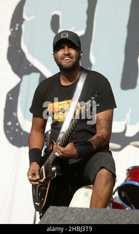 Sum 41 spielen live auf der Hauptbühne beim Carling Festival Sunday im Rivermead Leisure Center Reading. Stockfoto