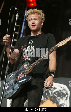 Sum 41 spielen live auf der Hauptbühne beim Carling Festival Sunday im Rivermead Leisure Center Reading. Stockfoto