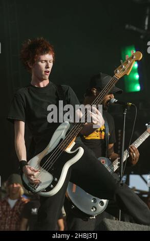 Sum 41 spielen live auf der Hauptbühne beim Carling Festival Sunday im Rivermead Leisure Center Reading. Stockfoto