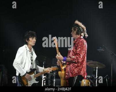 Die Rolling Stones Ronnie Wood und Keith Richards treten während ihrer Licks Tour in der Wembley Arena London am 29. August 2003 in London live auf der Bühne auf. Stockfoto