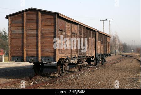 Oswiecim, Polen. 20th Dez 2021. Judenrampe - Bahnrampe und Güterwagen. Es wurde zum Entladen von Eisenbahnwaggons (meist Fracht) verwendet, in denen deutsche Nazis Transporte von Gefangenen - hauptsächlich Juden - aus dem besetzten Europa transportierten. Das ehemalige Nazi-deutsche Konzentrations- und Vernichtungslager Auschwitz II Birkeanu in Oswiecim einen Monat vor dem 77th. Jahrestag der Befreiung. Das größte deutsche Konzentrationslager Auschwitz-Birkenau wurde am 27. Januar 1945 von der Roten Armee befreit. (Bild: © Damian Klamka/ZUMA Press Wire) Stockfoto