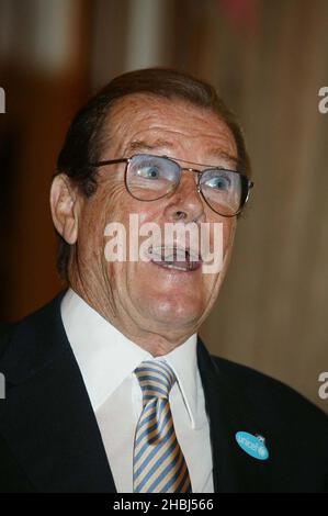 Sir Roger Moore unterstützt UNICEF & Ikea im Ritz West London. Stockfoto