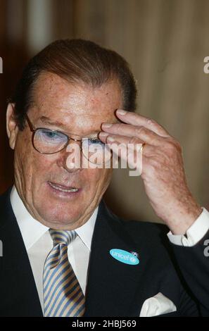 Sir Roger Moore unterstützt UNICEF & Ikea im Ritz West London. Stockfoto