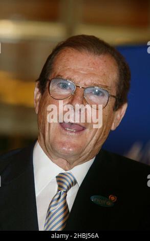 Sir Roger Moore unterstützt UNICEF & Ikea im Ritz West London. Stockfoto