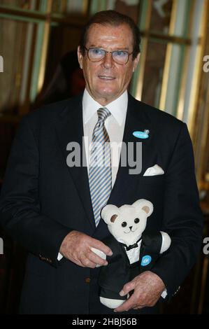 Sir Roger Moore unterstützt UNICEF & Ikea im Ritz West London. Stockfoto