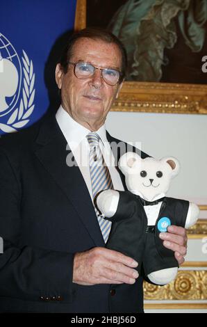 Sir Roger Moore unterstützt UNICEF & Ikea im Ritz West London. Stockfoto