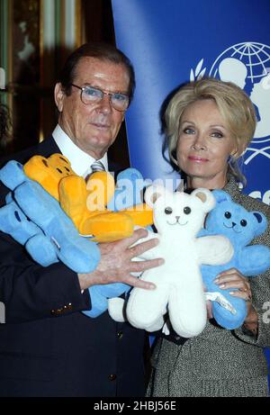 Sir Roger Moore mit Teddybären und seine Frau Lady Christina unterstützt UNICEF & Ikea im Ritz West London Stockfoto