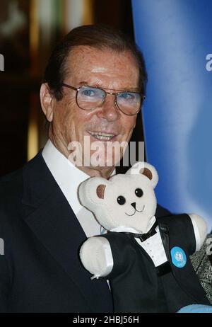 Sir Roger Moore unterstützt UNICEF & Ikea im Ritz West London. Stockfoto