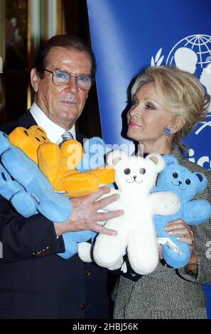 Sir Roger Moore mit Teddybären und seine Frau Lady Christina unterstützt UNICEF & Ikea im Ritz West London Stockfoto