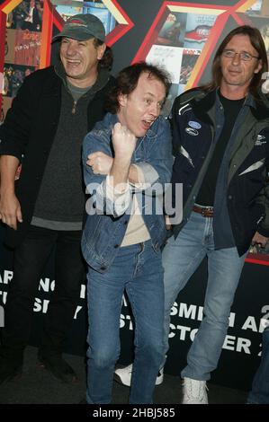 ACDC Photo Call bei der Pressekonferenz im Hammersmith Apollo. Angus Deaton mit Auszeichnung Stockfoto