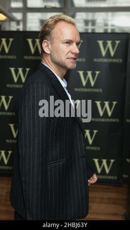 Sting signiert das neue Buch „Sting Broken Music“ im Waterstones Piccadilly Circus, London. Stockfoto