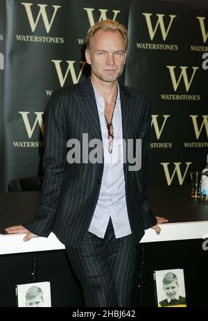 Sting signiert das neue Buch „Sting Broken Music“ im Waterstones Piccadilly Circus, London. Stockfoto