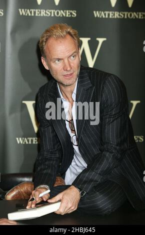 Sting signiert das neue Buch „Sting Broken Music“ im Waterstones Piccadilly Circus, London. Stockfoto