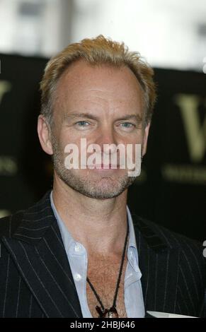 Sting signiert das neue Buch „Sting Broken Music“ im Waterstones Piccadilly Circus, London. Stockfoto