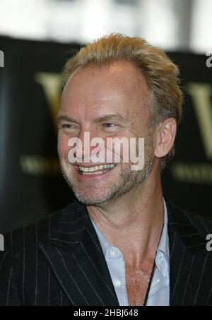 Sting signiert das neue Buch „Sting Broken Music“ im Waterstones Piccadilly Circus, London. Stockfoto