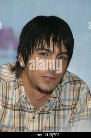 Ian Watkins von den Pontypridd-Rockern The Lost Prophets feiern die Veröffentlichung ihres zweiten Albums, Start Something, mit einer Autogrammstunde. Stockfoto