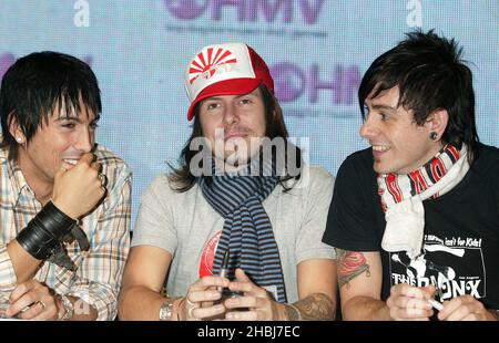 Ian Watkins, Jamie Oliver und Mike Lewis von den heiß getippten Pontypridd-Rockern feiern die Veröffentlichung des zweiten Albums, Start Something, im Februar 2 mit einer Autogrammstunde. Stockfoto