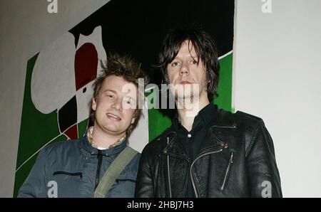 John Squires von Stone Roses mit seinem Gast Jamie Oliver bei seiner Kunstausstellung im ICA The Mall in London. EXKLUSIVE BILDER VON ALLEN DIGITALEN ACTION-AUFNAHMEN Stockfoto