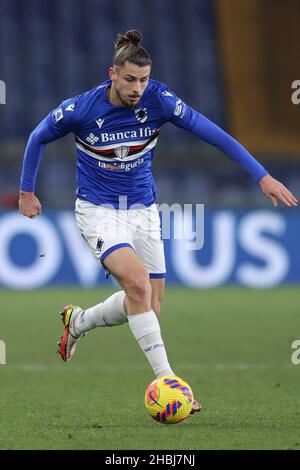 Genua, Italien. 19th Dez 2021. Radu Dragusin (UC Sampdoria) in Aktion während des Spiels UC Sampdoria gegen Venezia FC, italienische Fußballserie A in Genua, Italien, Dezember 19 2021 Quelle: Independent Photo Agency/Alamy Live News Stockfoto