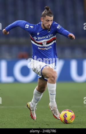 Genua, Italien. 19th Dez 2021. Radu Dragusin (UC Sampdoria) in Aktion während des Spiels UC Sampdoria gegen Venezia FC, italienische Fußballserie A in Genua, Italien, Dezember 19 2021 Quelle: Independent Photo Agency/Alamy Live News Stockfoto