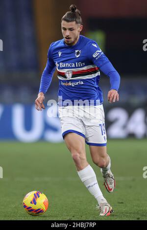 Genua, Italien. 19th Dez 2021. Radu Dragusin (UC Sampdoria) in Aktion während des Spiels UC Sampdoria gegen Venezia FC, italienische Fußballserie A in Genua, Italien, Dezember 19 2021 Quelle: Independent Photo Agency/Alamy Live News Stockfoto