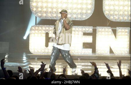 50 Cent tritt bei den Brits Awards 2004 live auf. Stockfoto