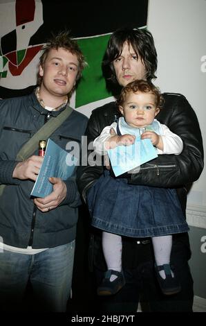 John Squires von Stone Roses mit seiner jüngsten Tochter Martha und seinem Gast Jamie Oliver bei seiner Kunstausstellung im ICA The Mall in London EXKLUSIVE BILDER VON ALLEN DIGITALEN ACTION-AUFNAHMEN Stockfoto