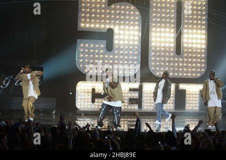 50 spielt Fifty Cent live auf der Bühne der Brit Awards 2004 im Earls Court Exhibition Centre in London. Stockfoto