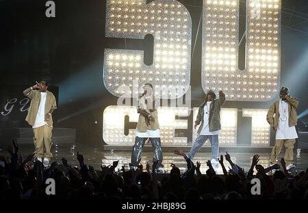 50 spielt Fifty Cent live auf der Bühne der Brit Awards 2004 im Earls Court Exhibition Centre in London. Stockfoto