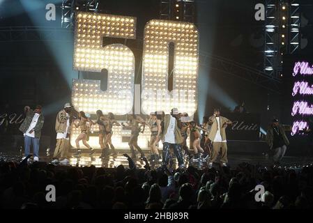 50 spielt Fifty Cent live auf der Bühne der Brit Awards 2004 im Earls Court Exhibition Centre in London. Stockfoto