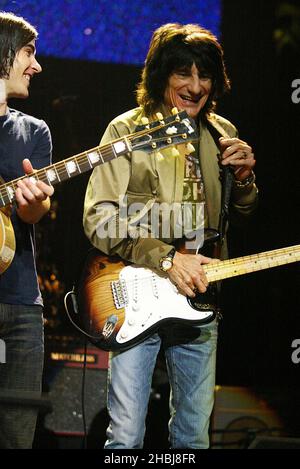 Ronnie Wood von den Rolling Stones tritt beim zweiten Konzert im Teenage Cancer Trust: The Who & Friends Live in der Royal Albert Hall in London mit den Stereophonics auf der Bühne auf. Stockfoto