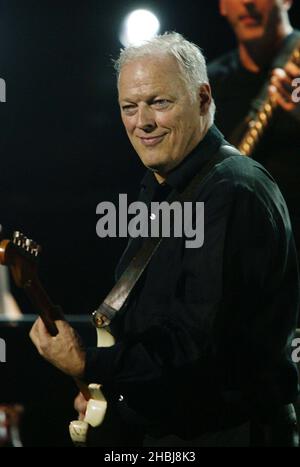 Dave Gilmour von Pink Floyd tritt auf der Bühne während der vierten Veranstaltung im Rahmen der jährlichen Reihe von Teenage Cancer Trust Spendenaufführungen von Roger Daltrey in der Royal Albert Hall in London auf. Kopfschuss Stockfoto