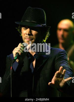 Jay Kay tritt auf der Bühne mit Jools Holland während der vierten Veranstaltung als Teil der jährlichen Reihe von Teenage Cancer Trust Fundraising-Shows von Roger Daltrey in der Royal Albert Hall in London auf. Stockfoto