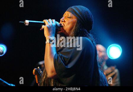 Mica Paris tritt mit Jools Holland auf der Bühne während der vierten Veranstaltung im Rahmen der jährlichen Reihe von Spendenshows des Teenage Cancer Trust von Roger Daltrey in der Royal Albert Hall in London auf. Stockfoto