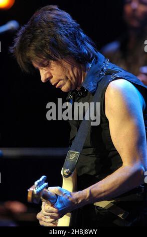 Jeff Beck bei Rah für das Teenage Cancer Trust Konzert. Stockfoto