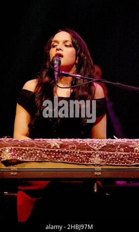 Die Singer-Songwriterin Norah Jones tritt auf der Bühne auf, als sie die UK-Tournee mit ersten von 4 London-Dates im Carling Apollo, Hammersmith in London, abschließt. Stockfoto