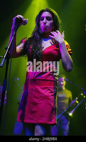 Amy Winehouse tritt live auf der Bühne des Shepherds Bush Empire in London auf. Stockfoto