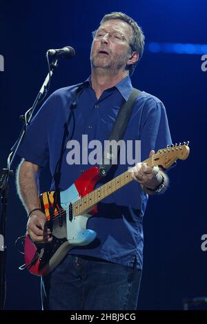 Eric Clapton tritt auf der Bühne bei der ersten seiner Londoner Show in der Royal Albert Hall in London auf. Stockfoto