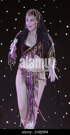Die internationale Sängerin und Schauspielerin Cher tritt auf ihrer 'Farewell Tour' in London auf. Stockfoto