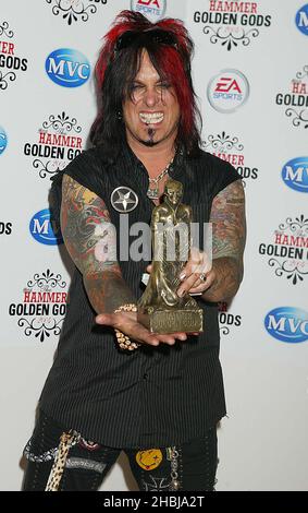 Nikki Six von Motley Crue mit der neuen Band Brides of Destruction erhält den Spirit of Hammer Award bei den 'The Metal Hammer Golden Gods Awards' am 7. Juni 2004 in London im Ocean. Die zweite jährliche, augenzwinkernde Preisverleihung wird vom Metal Hammer Magazin organisiert. Stockfoto